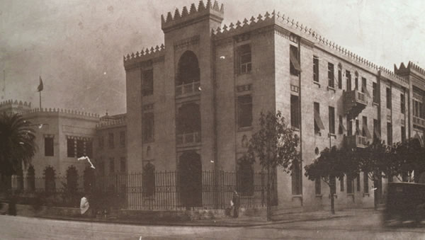 università